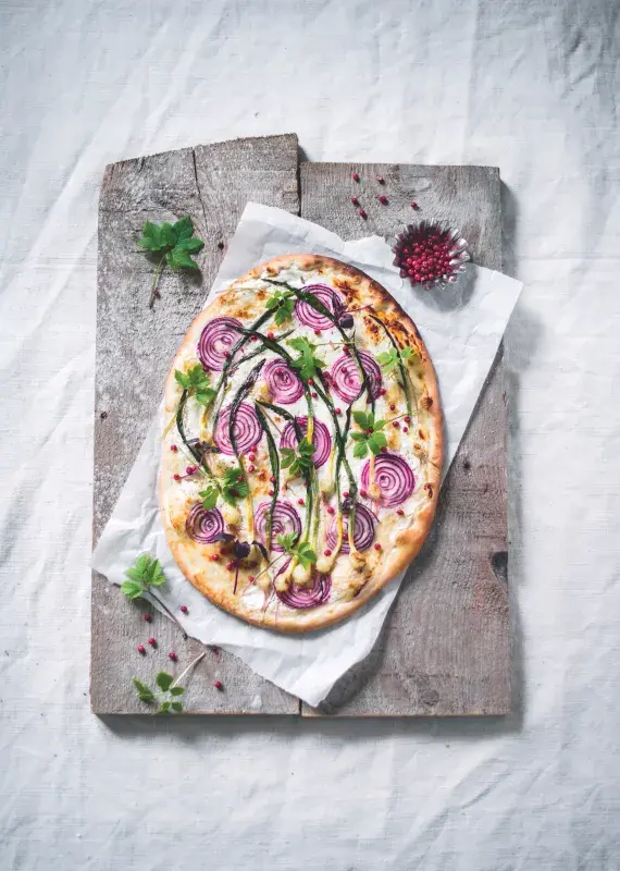 Tarte flambée s medvědím česnekem a bršlicí