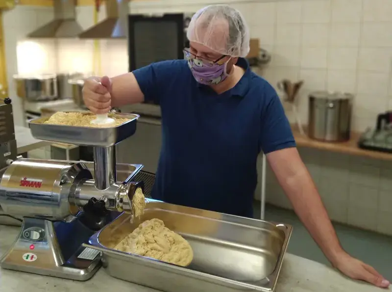 Začínali jsme v covidové době v pronajaté provozovně na dva dny v týdnu a 1m2 skladu v Dobřichovicích, vše byla velmi amatérská ruční výroba