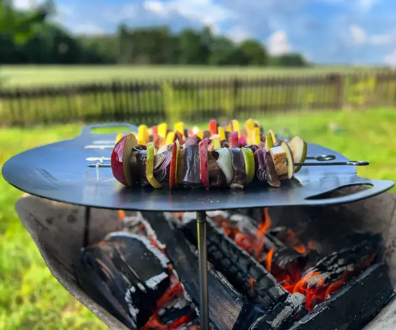 Špíz z hovězích jater s jablky, hruškou, cibuli a špekem