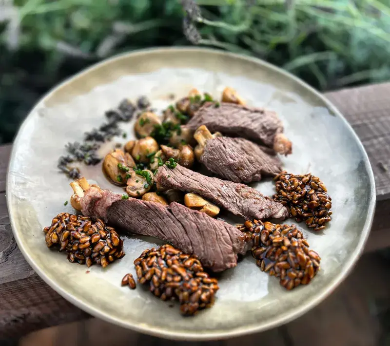 Nízký roštěnec pečený na kameni s žampiony a slunečnicí v ústřicové omáčce