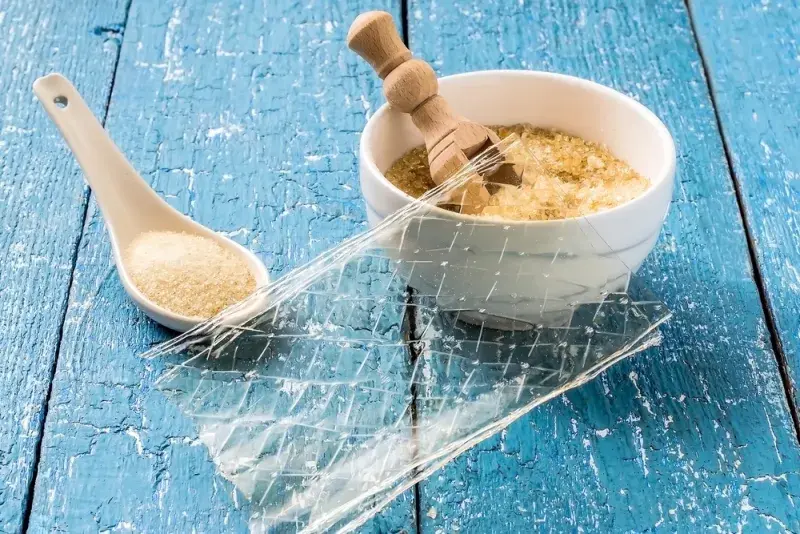 Různé podoby želatiny: prášek, granule a plátky