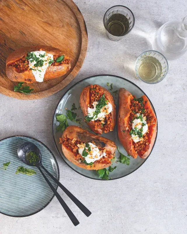 Pečené batáty plněné červenou čočkou