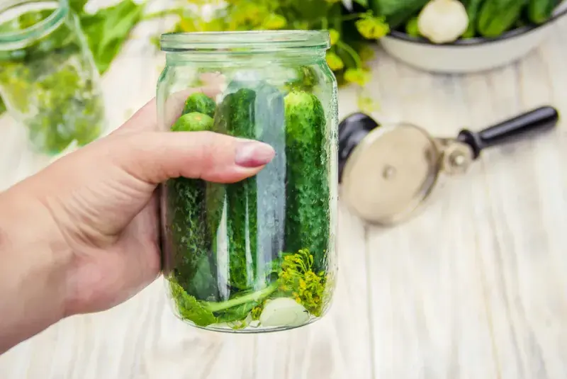 Nad náplní sklenice musí zůstat 1–2 cm volné, aby se správně zavařily