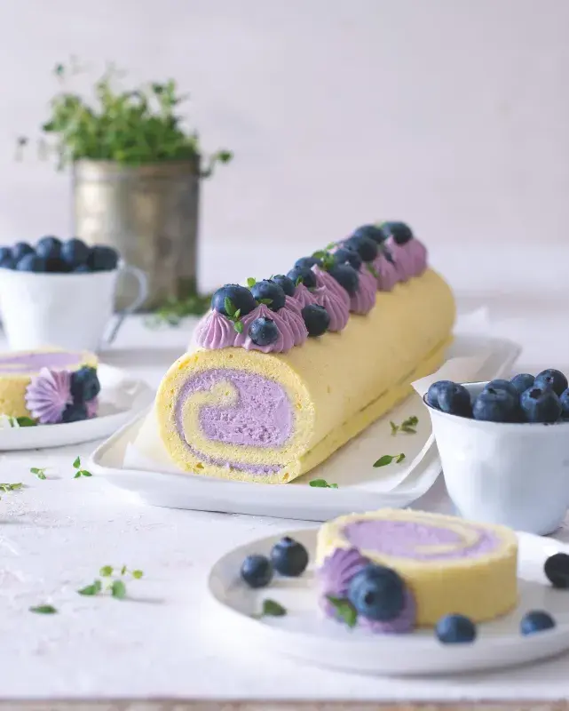 Šafránová roláda s borůvkovým krémem s citronovým tymiánem