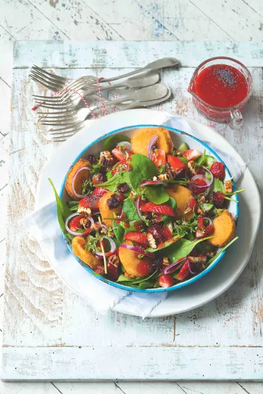 Salát s kozím sýrem a jahodovo-makovou zálivkou