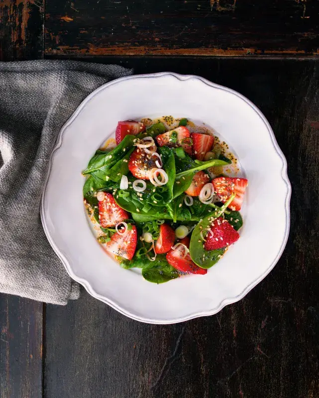 Jahodový salát se špenátem