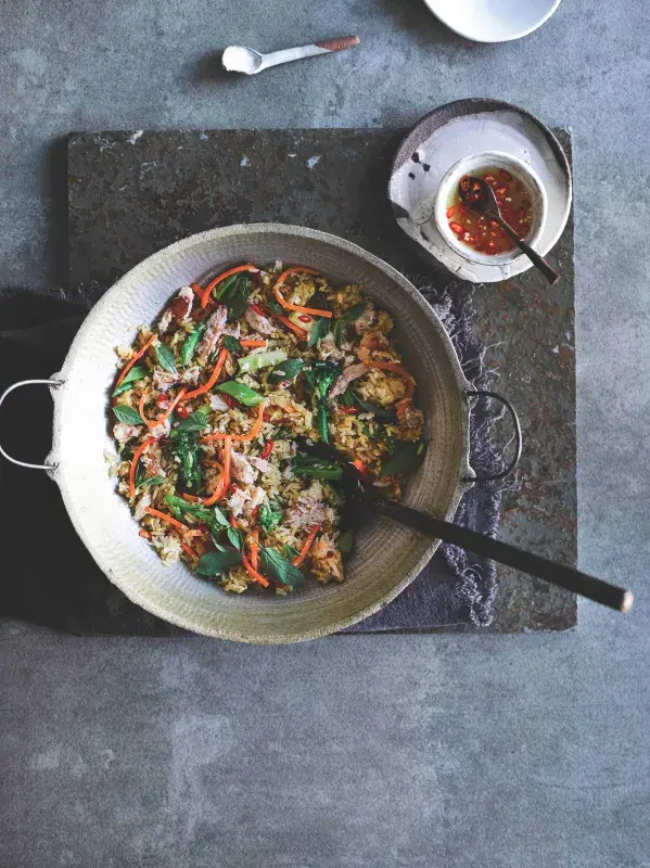 Smažená rýže s uzenou rybou a thajskou omáčkou