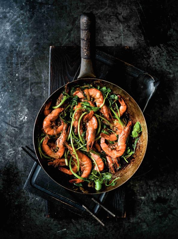 Stir fry s krevetami, zeleným pepřem a zázvorem