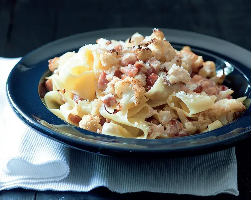 Těstoviny s květákem, slaninou a chilli
