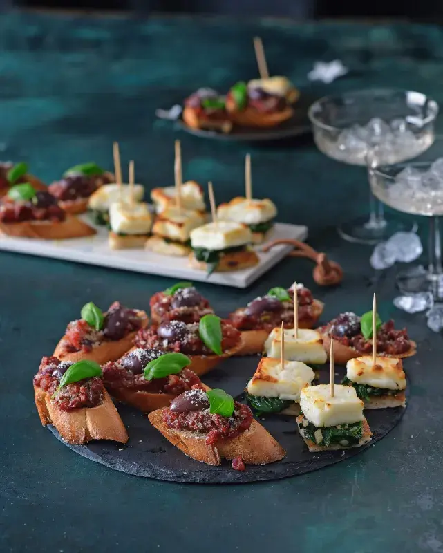 Indické jednohubky se špenátem a halloumi