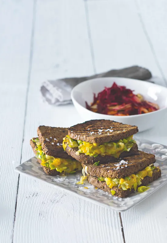 Tousty se sýrem a pórkem & salátkem