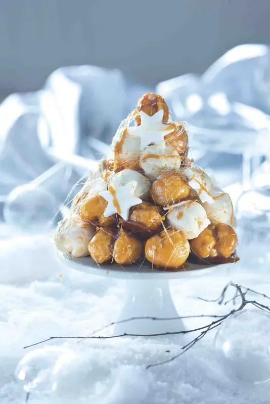 Vánoční croquembouche