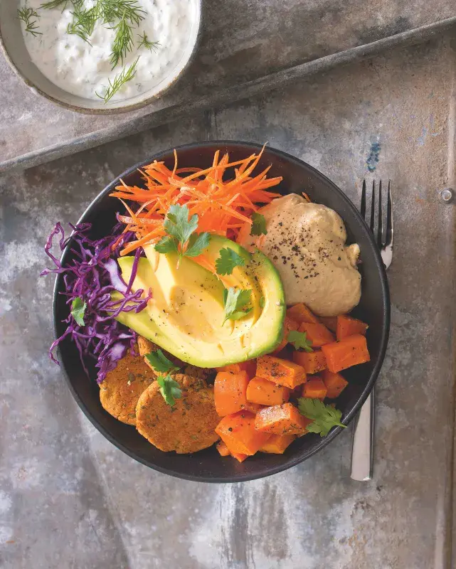 Vegetariánská miska s falafelem