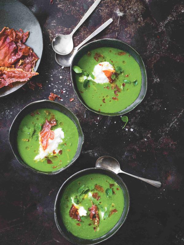Zelené gazpacho s prosciuttem a burratou