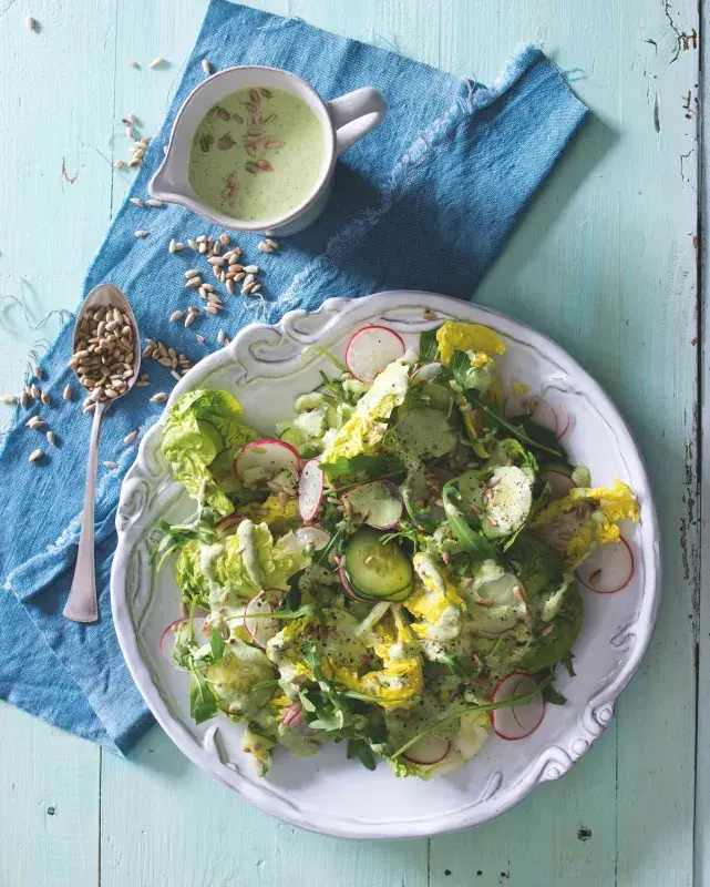 Zelený salát s ředkvičkami a slunečnicovými semínky