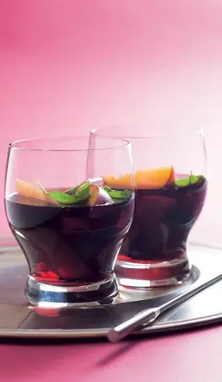 Nektarinky v červeném víně