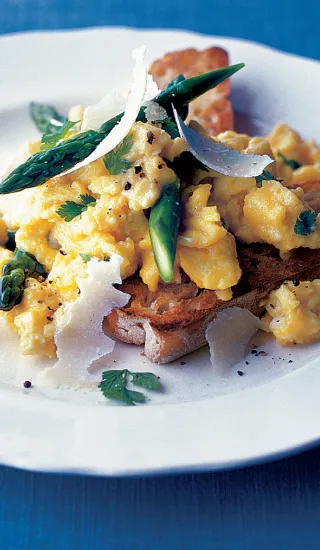 Vláčná míchaná vejce se zeleninou