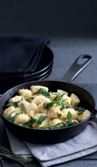 Noky z ricotty se šalvějovým máslem