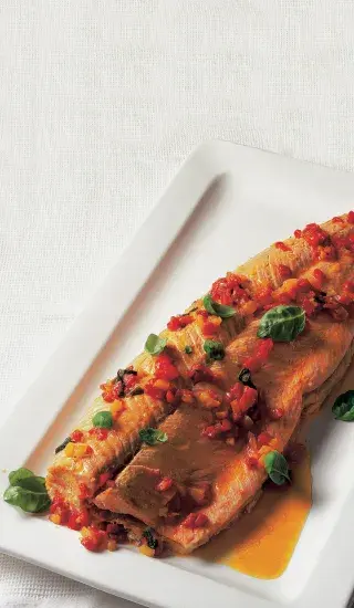 Losos pošírovaný v troubě s omáčkou z paprik a bazalky