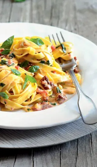 Těstoviny s krémovou omáčkou s paprikami a sušenými rajčaty 