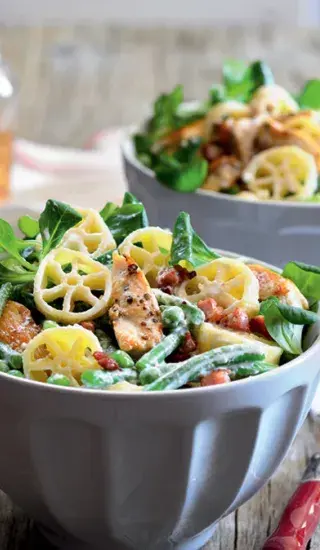 Těstovinový salát s kuřetem