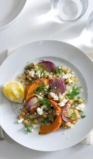 Salát s quinoou, fetou a pečenou dýní