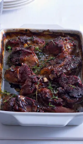 Pomalu pečený ocásek na černém pivu