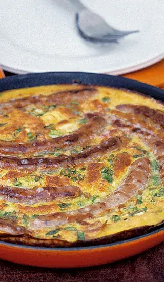 Omeleta s chipolatou & jarní cibulkou