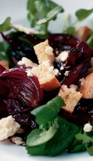 Salát z pečených cibulek s krutony