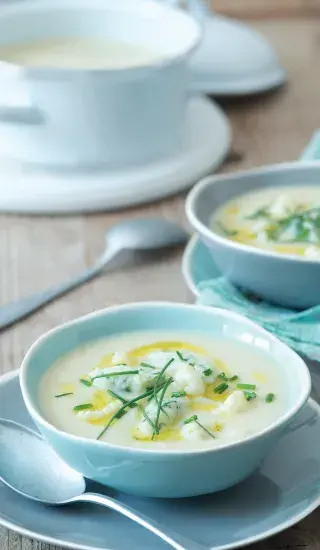 Květáková polévka se sýrovými nočky 