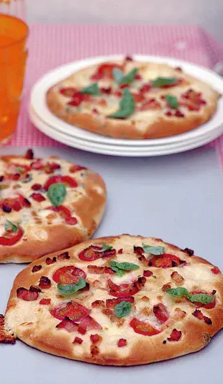 Pizza s cherry rajčátky & slaninou