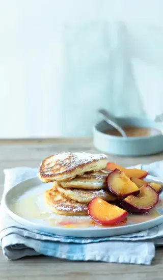 Letní lívance s karamelizovaným ovocem