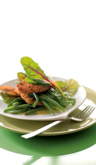 Fazolkový salát s kuřetem obalovaným v kuskusu