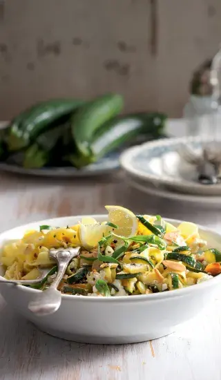 Široké nudle s cuketou, citronem a mandlemi