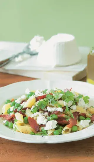 Těstoviny s hráškem a tyrolským špekem