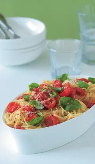 Těstoviny s drcenými rajčaty a bazalkou