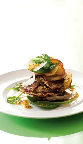 Salát s telecím a křupavými bramborami