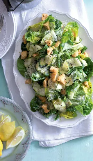 Cuketový salát s krutony