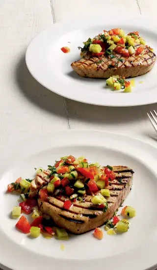 Tuňákové steaky s okurkovým salátem