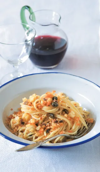 Těstoviny s opraženou pikantní strouhankou