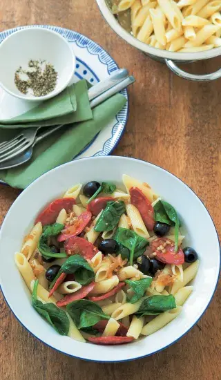 Těstoviny s kořeněnou klobásou a špenátem