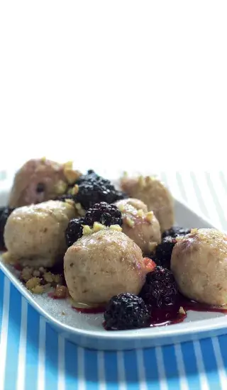 Ořechové knedlíčky s ostružinami