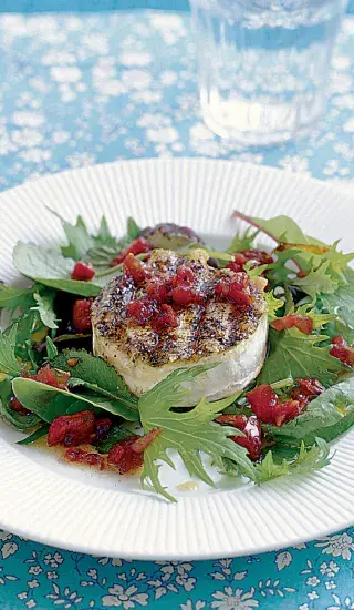 Peprný kozí sýr se sušenými rajčaty