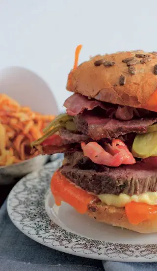 Burger s hovězím steakem, sýrem a sušenou šunkou