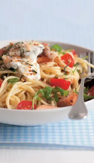 Špagety s lososem a rukolou