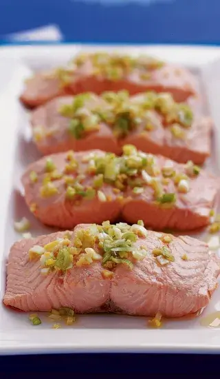 Desetiminutový losos s jarní cibulkou