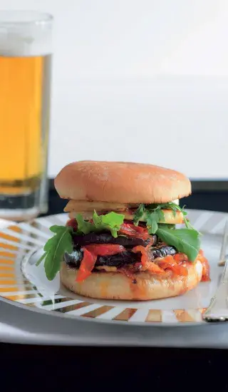 Burger s grilovaným lilkem, rajčaty a sýrem