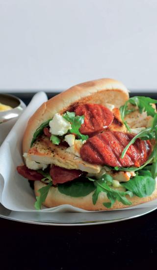 Kouřové chilli kuřecí burgery s chorizem a fetou