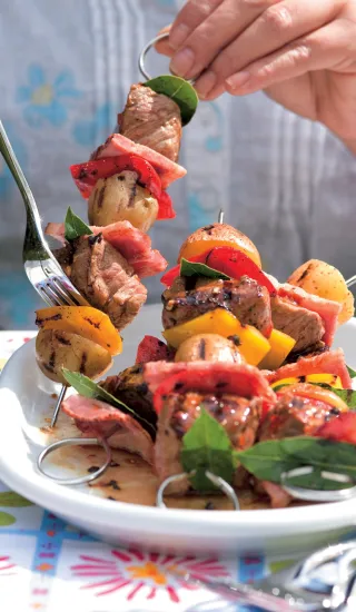 Kebab se slaninou, paprikou a bramborami