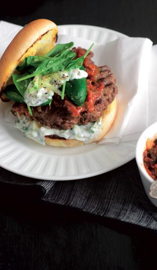 Jehněčí burger s grilovanými chilli papričkami